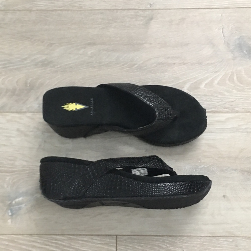 Volatile black platforms